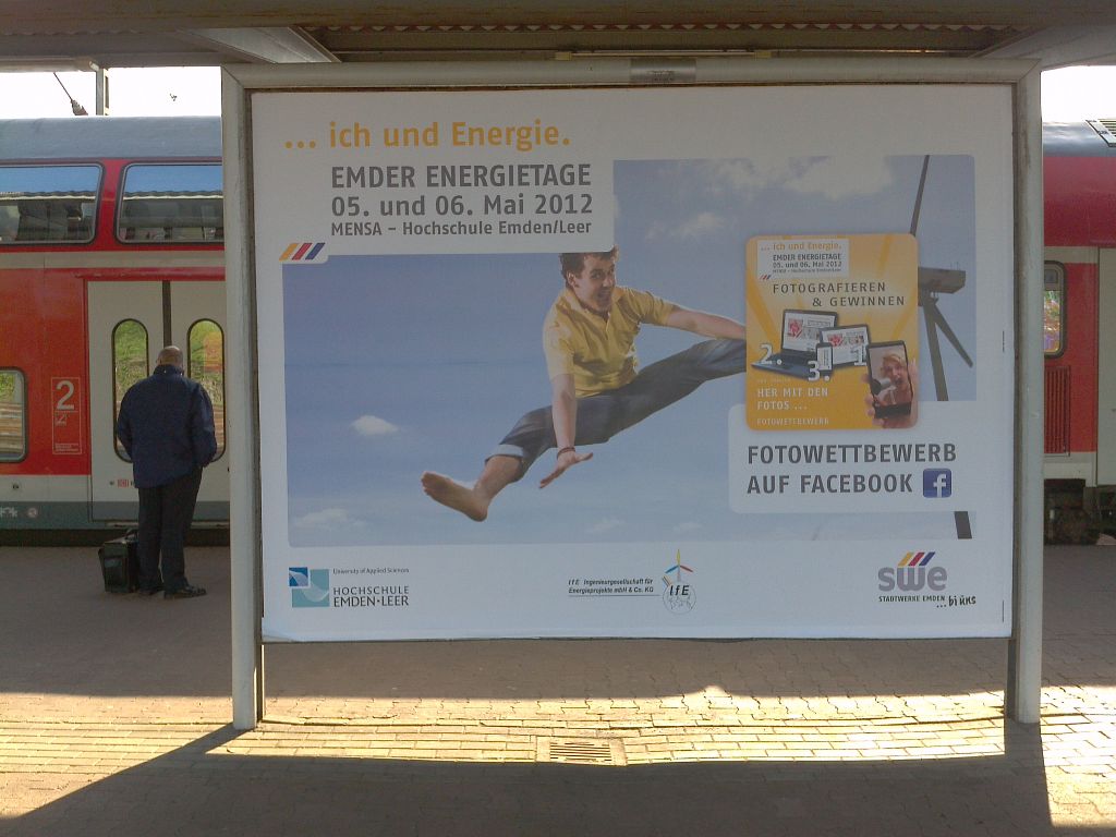 Plakate am Bahnhof