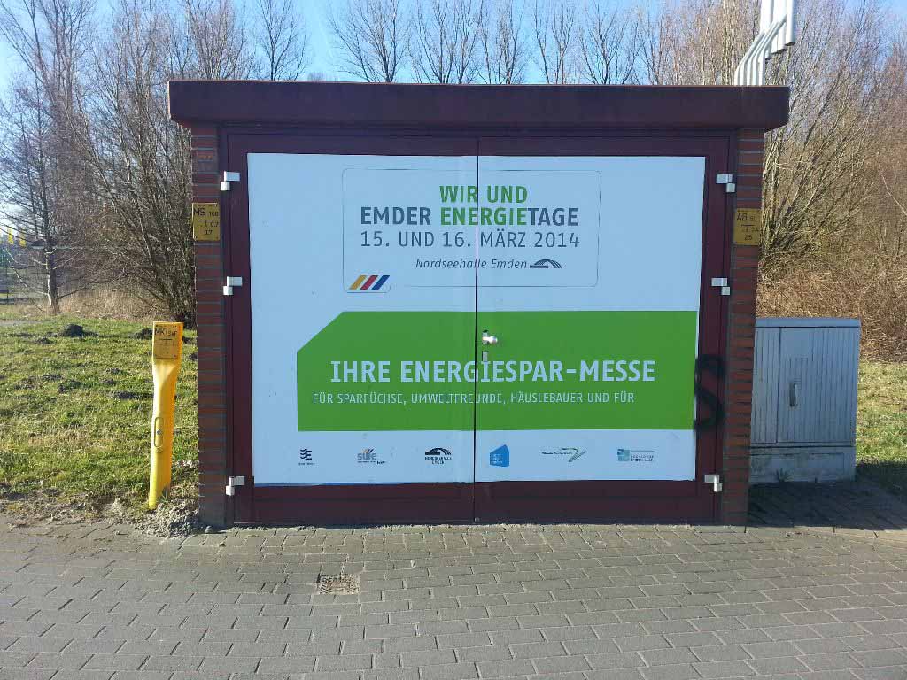 Wartehaus mit einem Plakat