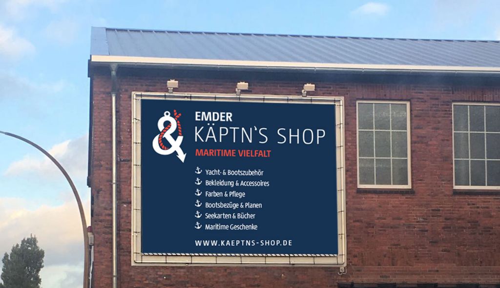 Emder Käptn´s Shop Banner an einer Gebäudefassade