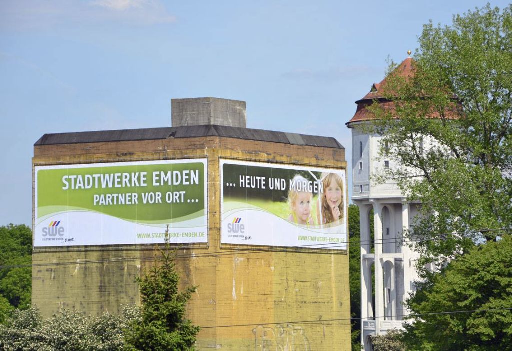 Stadtwerke Emden Banner an einer Hauswand