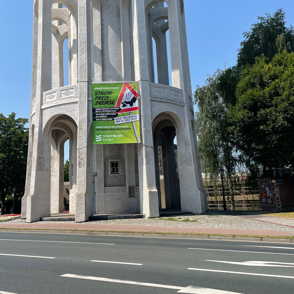 Stadtwerke Emden Kampagne Stromtarif Sorgenfrei Banner am Wasserturm